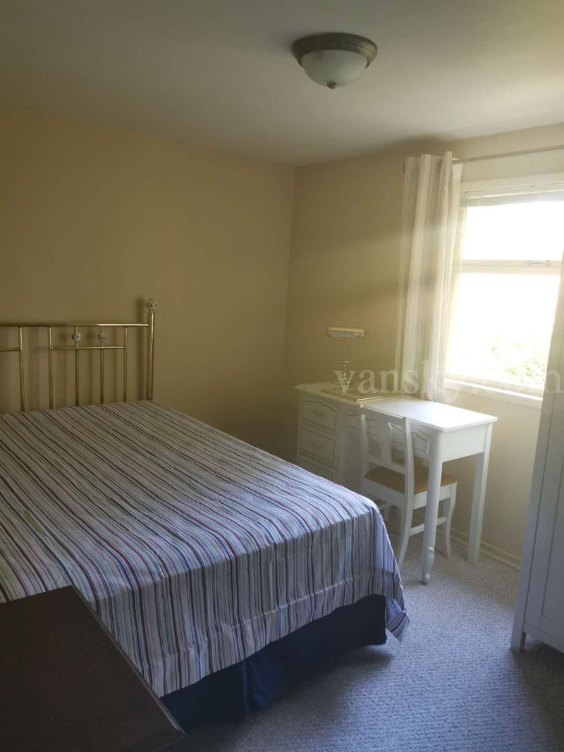 190906191718_Thomas's Room.jpg